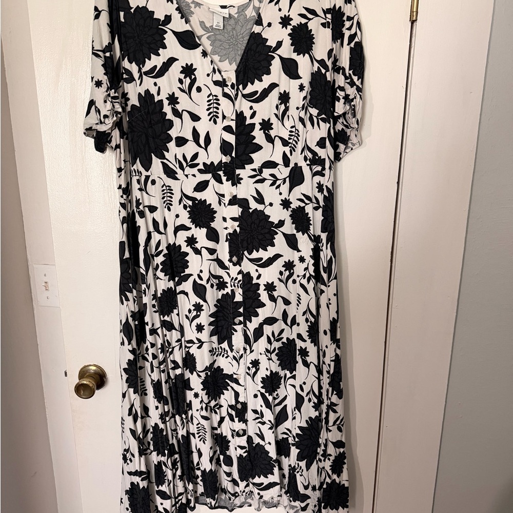 Ava & Viv Black and White Floral Midi Dress